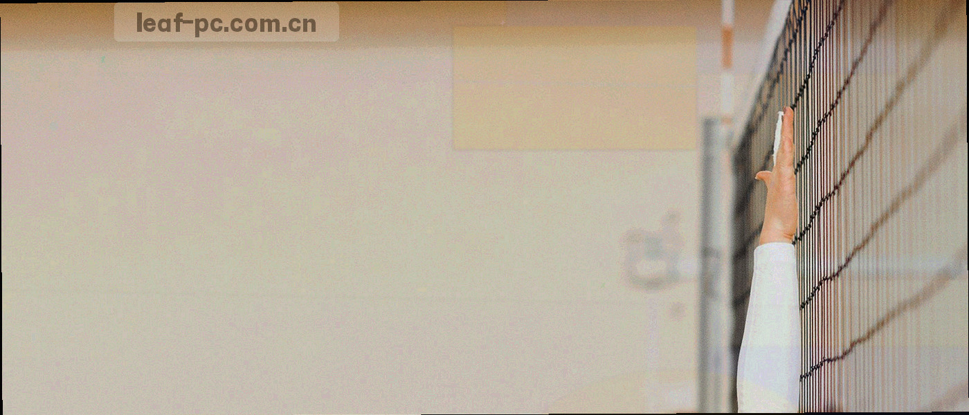 无人出镜的学习桌面、家庭电脑角落与小团队设备架，冷色调低饱和摄影